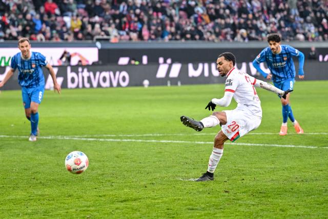 15 February 2026, Bavaria, Augsburg: Augsburg's Alexis Claude-Maurice scores his side's first goal during the German Bundesliga soccer match between FC Augsburg and 1. FC Heidenheim at WWK Arena. Photo: Harry Langer/dpa - WICHTIGER HINWEIS: Gemäß den Vorgaben der DFL Deutsche Fußball Liga bzw. des DFB Deutscher Fußball-Bund ist es untersagt, in dem Stadion und/oder vom Spiel angefertigte Fotoaufnahmen in Form von Sequenzbildern und/oder videoähnlichen Fotostrecken zu verwerten bzw. verwerten zu lassen.