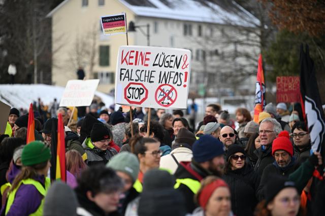 15 February 2026, Baden-Wuerttemberg, Lindenberg Im Allgäu: Demonstrators march through the municipality of Lindenberg in the Allgäu region during a protest against an appearance by the Thuringian Alternative for Germany (AfD) chairman Bjoern Hoecke in Lindenberg. Photo: Felix Kästle/dpa