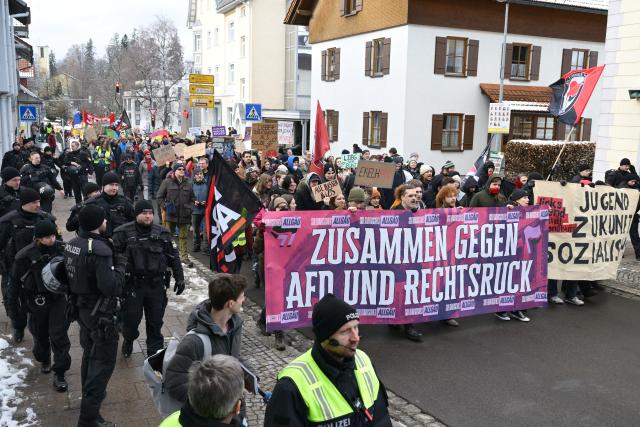 15 February 2026, Baden-Wuerttemberg, Lindenberg Im Allgäu: Demonstrators march through the municipality of Lindenberg in the Allgäu region during a protest against an appearance by the Thuringian Alternative for Germany (AfD) chairman Bjoern Hoecke in Lindenberg. Photo: Felix Kästle/dpa