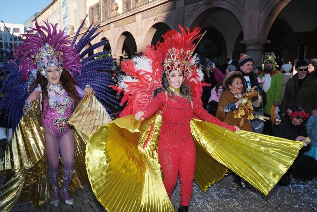 15 February 2026, Saxony, Leipzig: Dancers in colorful costumes take part in the Rose Sunday parade. Photo: Sebastian Willnow/dpa