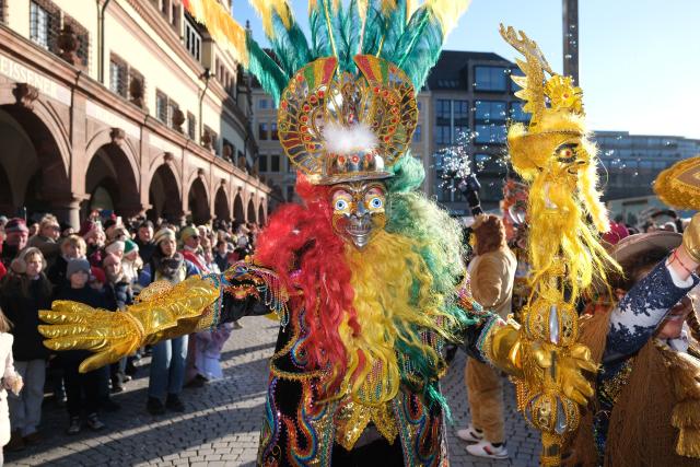 15 February 2026, Saxony, Leipzig: Dancers in colorful costumes take part in the Rose Sunday parade. Photo: Sebastian Willnow/dpa