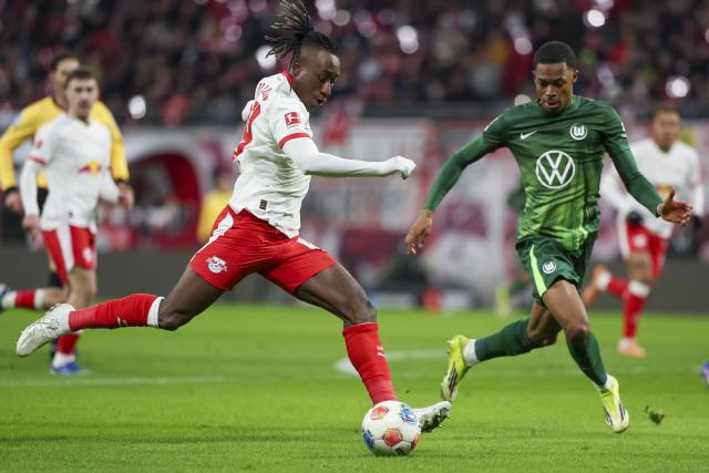 15 February 2026, Saxony, Leipzig: Leipzig's Yan Diomande (L) and Wolfsburg's Jeanuel Belocian battle for the ball during the German Bundesliga soccer match between RB Leipzig and VfL Wolfsburg at Red Bull Arena. Photo: Jan Woitas/dpa - WICHTIGER HINWEIS: Gemäß den Vorgaben der DFL Deutsche Fußball Liga bzw. des DFB Deutscher Fußball-Bund ist es untersagt, in dem Stadion und/oder vom Spiel angefertigte Fotoaufnahmen in Form von Sequenzbildern und/oder videoähnlichen Fotostrecken zu verwerten bzw. verwerten zu lassen.