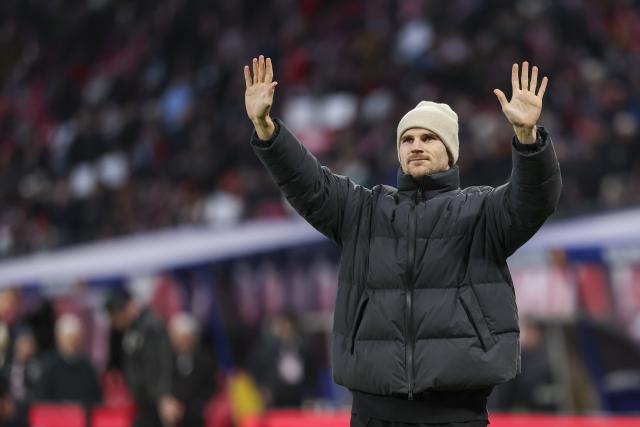 15 February 2026, Saxony, Leipzig: RB Leipzig's Timo Werner bids farewell to the fans prior to the start of the German Bundesliga soccer match between RB Leipzig and VfL Wolfsburg at Red Bull Arena. Photo: Jan Woitas/dpa - WICHTIGER HINWEIS: Gemäß den Vorgaben der DFL Deutsche Fußball Liga bzw. des DFB Deutscher Fußball-Bund ist es untersagt, in dem Stadion und/oder vom Spiel angefertigte Fotoaufnahmen in Form von Sequenzbildern und/oder videoähnlichen Fotostrecken zu verwerten bzw. verwerten zu lassen.