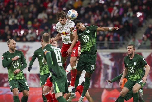 15 February 2026, Saxony, Leipzig: Leipzig's Willi Orban (3rd L) and Wolfsburg's Moritz Jenz battle for the ball during the German Bundesliga soccer match between RB Leipzig and VfL Wolfsburg at Red Bull Arena. Photo: Jan Woitas/dpa - WICHTIGER HINWEIS: Gemäß den Vorgaben der DFL Deutsche Fußball Liga bzw. des DFB Deutscher Fußball-Bund ist es untersagt, in dem Stadion und/oder vom Spiel angefertigte Fotoaufnahmen in Form von Sequenzbildern und/oder videoähnlichen Fotostrecken zu verwerten bzw. verwerten zu lassen.
