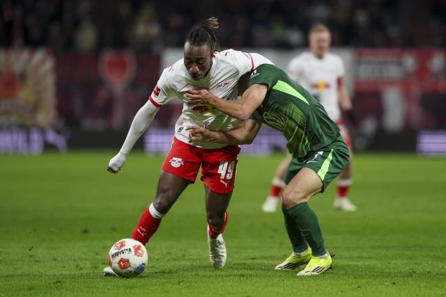 15 February 2026, Saxony, Leipzig: Leipzig's Yan Diomande (L) and Wolfsburg's Kento Shiogai battle for the ball during the German Bundesliga soccer match between RB Leipzig and VfL Wolfsburg at Red Bull Arena. Photo: Jan Woitas/dpa - WICHTIGER HINWEIS: Gemäß den Vorgaben der DFL Deutsche Fußball Liga bzw. des DFB Deutscher Fußball-Bund ist es untersagt, in dem Stadion und/oder vom Spiel angefertigte Fotoaufnahmen in Form von Sequenzbildern und/oder videoähnlichen Fotostrecken zu verwerten bzw. verwerten zu lassen.