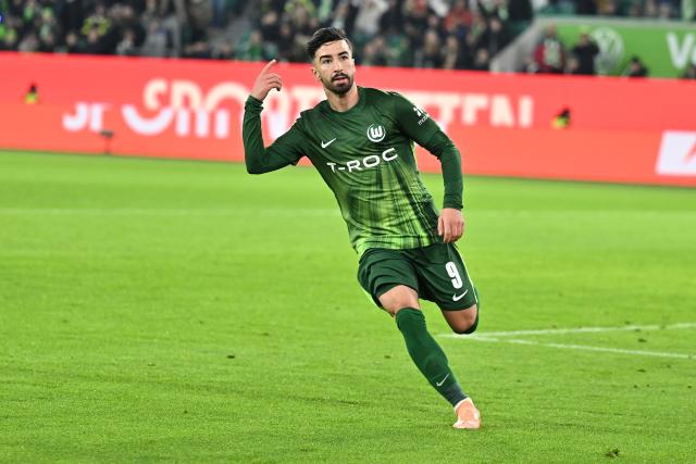15 February 2026, Saxony, Leipzig: Wolfsburg's Mohammed Amoura celebrates a goal that was disallowed shortly after VAR decision during the German Bundesliga soccer match between RB Leipzig and VfL Wolfsburg at Red Bull Arena. Photo: Swen Pförtner/dpa - WICHTIGER HINWEIS: Gemäß den Vorgaben der DFL Deutsche Fußball Liga bzw. des DFB Deutscher Fußball-Bund ist es untersagt, in dem Stadion und/oder vom Spiel angefertigte Fotoaufnahmen in Form von Sequenzbildern und/oder videoähnlichen Fotostrecken zu verwerten bzw. verwerten zu lassen.