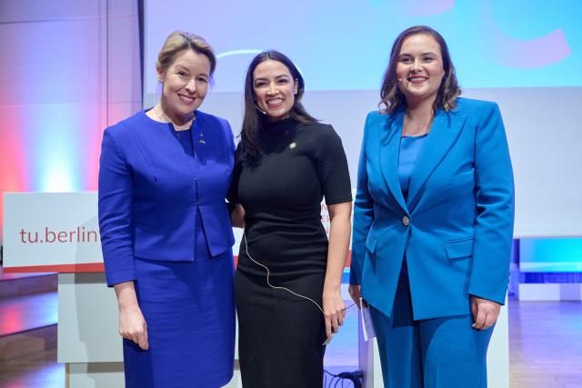 15 February 2026, Berlin: Democratic member of the US Congress Alexandria Ocasio-Cortez (R) stands between Berlin's Senator for Economic Affairs Franziska Giffey (L) and Isabel Cademartori during a discussion at the Technical University of Berlin. Photo: Annette Riedl/dpa