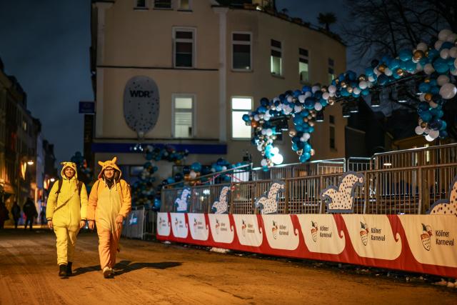 16 February 2026, North Rhine-Westphalia, Cologne: Sarah and Tom from Erkelenz are among the first carnival revellers to hit Severinstraße. Photo: Christoph Reichwein/dpa