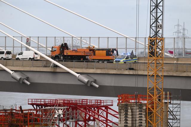 16 February 2026, North Rhine-Westphalia, Leverkusen: Police and the highway maintenance department have closed the Leverkusen Rhine bridge on the A1 freeway in both directions after ice formed overnight that could have fallen onto vehicles traveling underneath. The closure was made for safety reasons due to falling pieces of ice. Photo: Roberto Pfeil/dpa