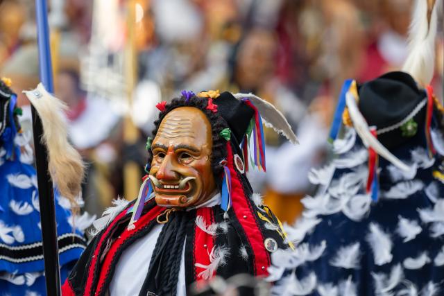 16 February 2026, Baden-Württemberg, Rottweil: A Federahannes, a Rottweiler jester figure, during the Narrensprung. The Rottweiler Narrensprung is one of the highlights of the Swabian-Alemannic carnival. Photo: Silas Stein/dpa