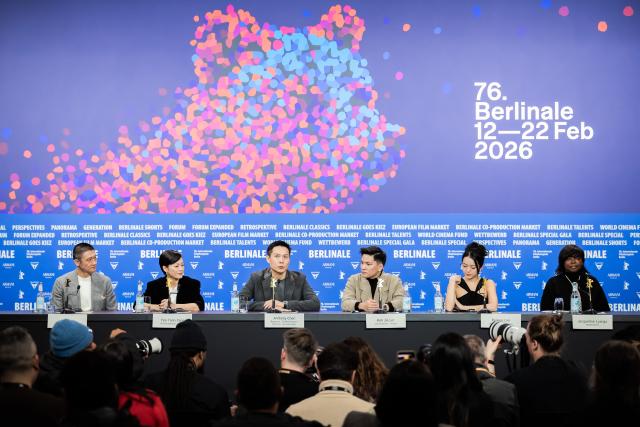 16 February 2026, Berlin: (L-R) Andi Lim, actor, Yeo Yann Yann, actress, Anthony Chen, director, screenwriter, producer, Koh Jia Ler, actor, Regene Lim, actress, and Jacqueline Lyanga, moderator, at the press conference for the film "Wo Men Bu Shi Mo Sheng Ren" (We Are All Strangers, Competition section). The 76th Berlin International Film Festival will take place from February 12 to 22, 2026. Photo: Christoph Soeder/dpa