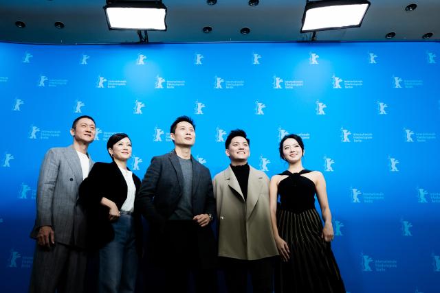 16 February 2026, Berlin: Andi Lim (l-r), actor, Yeo Yann Yann, actress, Anthony Chen, director, screenwriter, producer, Koh Jia Ler, actor, and Regene Lim, actress, at the photocall of the film "Wo Men Bu Shi Mo Sheng Ren" (We Are All Strangers, Competition section). The 76th Berlin International Film Festival will take place from February 12 to 22, 2026. Photo: Christoph Soeder/dpa