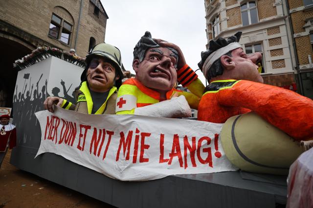 16 February 2026, North Rhine-Westphalia, Cologne: A float that deals with the topic of attacks on rescue workers takes part in the Rose Monday parade in Cologne. Rose Monday on the Rhine is the highlight of the Rhenish carnival season with its traditional parades. Photo: Oliver Berg/dpa