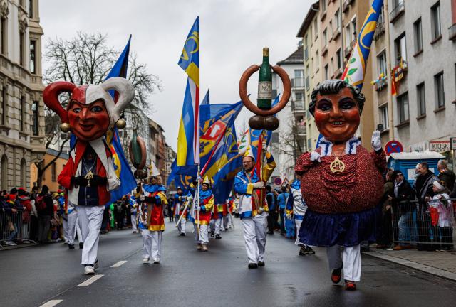 16 February 2026, Rhineland-Palatinate, Mainz: A Schwellkopp walks at the Rose Monday parade in Mainz. Photo: Hannes P. Albert/dpa