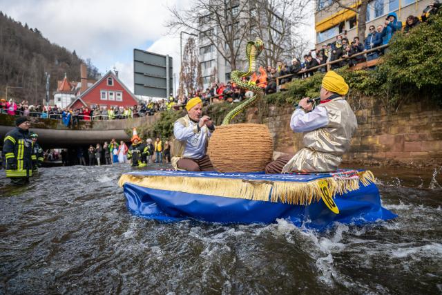 16 February 2026, Baden-Wuerttemberg, Schramberg: Michael Pohl and Karl Haist participate in the Da-Bach-na-Fahrt race on the Schiltach River under the motto "Hokus Pokus im Kirchenbach" (Hocus Pocus in the Church Stream). Participants race their "tub boats" along the 400-meter course. Photo: Silas Stein/dpa