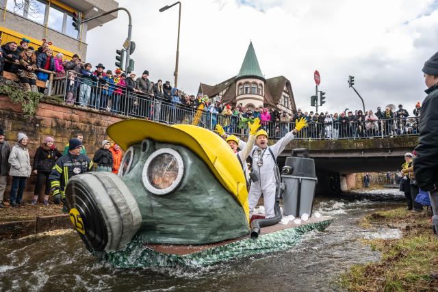 16 February 2026, Baden-Wuerttemberg, Schramberg: Volker Weisser and Oliver Schumacher participate in the Da-Bach-na-Fahrt on the Schiltach under the motto "Thick Air in Schramberg Valley." Participants navigate the 400-meter course in their "tub boats". Photo: Silas Stein/dpa