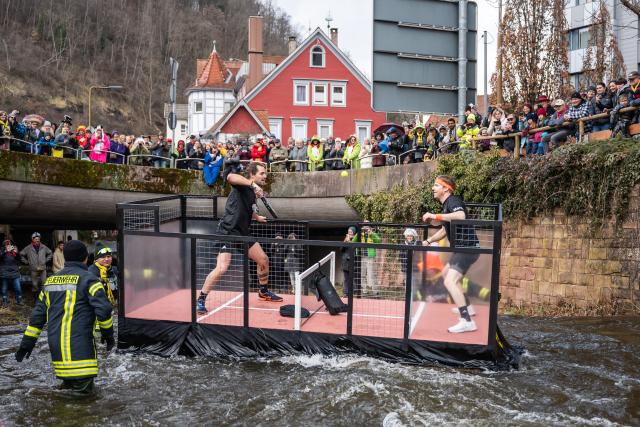 16 February 2026, Baden-Wuerttemberg, Schramberg: Dominik Weisser and Marco Herrmann participate in the Da-Bach-na-Fahrt on the Schiltach under the motto "Padel Tennis." Participants navigate the 400-meter course in their "tub boats". Photo: Silas Stein/dpa