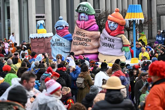 16 February 2026, North Rhine-Westphalia, Duesseldorf: A float depicting Ukrainians freezing in Russia's war passes by spectators at the Rose Monday parade in Duesseldorf. Photo: Federico Gambarini/dpa
