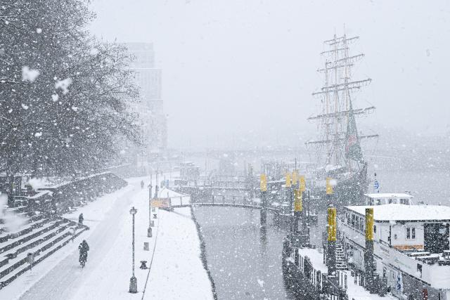 16 February 2026, Bremen: A general view of the Schlachte in Bremen during snowfall. Photo: Sina Schuldt/dpa