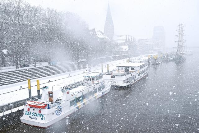 16 February 2026, Bremen: A general view of the Schlachte in Bremen during snowfall. Photo: Sina Schuldt/dpa
