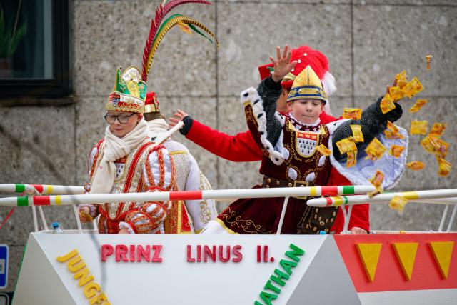 16 February 2026, North Rhine-Westphalia, Cologne: Prince Linus II and farmer Jonathan throw candy during the Rose Monday parade in Cologne. Photo: Henning Kaiser/dpa