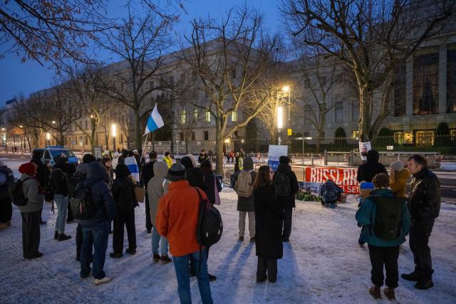 16 February 2026, Berlin: People take part in a memorial service for the late Kremlin opponent Alexei Navalny in front of the Russian Embassy. Two years after the death of Kremlin opponent Navalny, many people in Russia and other countries have commemorated the opposition leader. Photo: Christophe Gateau/dpa