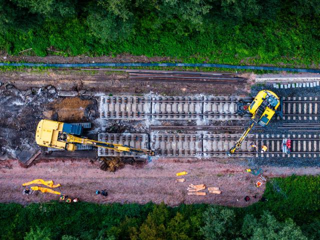 FILED - 17 September 2025, Brandenburg, Wittenberge: Heavy machinery is being used to dismantle the concrete slab track laid decades ago on a section of the Hamburg-Berlin railway line. Photo: Jens Büttner/dpa