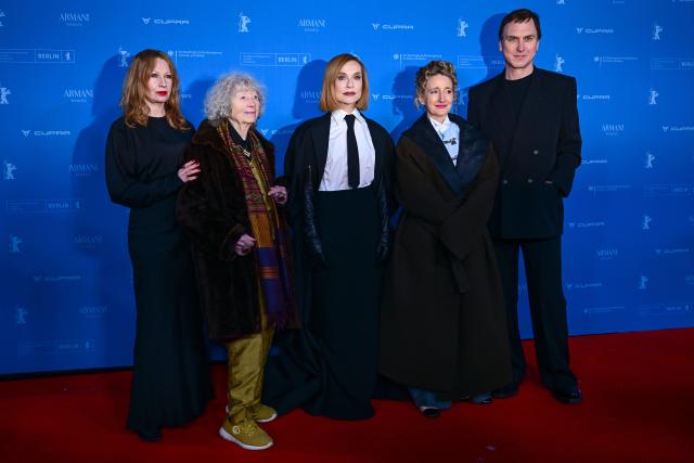 16 February 2026, Berlin: (L-R) Austrian actress Birgit Minichmayr, director Ulrike Ottinger, French actress Isabelle Huppert, Berlinale director Tricia Tuttle and German actor Lars Eidinger stand on the red carpet during the premiere of the film "Die Blutgräfin" (The Blood Countess) during the 76th Berlin International Film Festival. Photo: Sebastian Christoph Gollnow/dpa