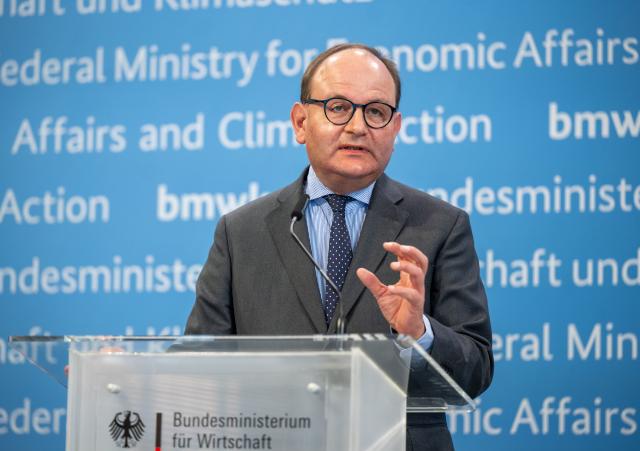 26 February 2024, Berlin: Ottmar Edenhofer, Director and Chief Economist of the Potsdam Institute for Climate Impact Research, speaks at a press conference to present the key points of the Carbon Management Strategy (CMS) and the draft bill for the amendment to the Carbon Dioxide Storage Act. Photo: Monika Skolimowska/dpa