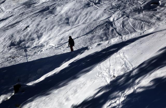 FILED - 10 December 2025, Bavaria, Oberstdorf: A person skis near the 1785-meter-high Fellhorn middle station. Photo: Karl-Josef Hildenbrand/dpa