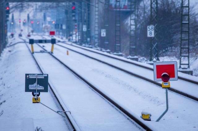 17 February 2026, Mecklenburg-Western Pomerania, Schwerin: A blocking signal stands on a railroad line that has not been usable for months due to the general renovation of the Hamburg-Berlin line. The completion of the extensive renovation of the railroad line between Hamburg and Berlin has been delayed indefinitely. Due to the winter weather in recent weeks, the completion date of the end of April cannot be met, Deutsche Bahn announced. Photo: Jens Büttner/dpa