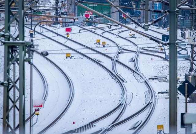 17 February 2026, Mecklenburg-Vorpommern, Ludwigslust: Block signals are in place on a railway line that has been unusable for months due to the ongoing renovation of the Hamburg-Berlin route. Deutsche Bahn announces that completion of the comprehensive renovation has been delayed indefinitely, with winter weather in recent weeks preventing the previously planned end-of-April finish. Photo: Jens Büttner/dpa