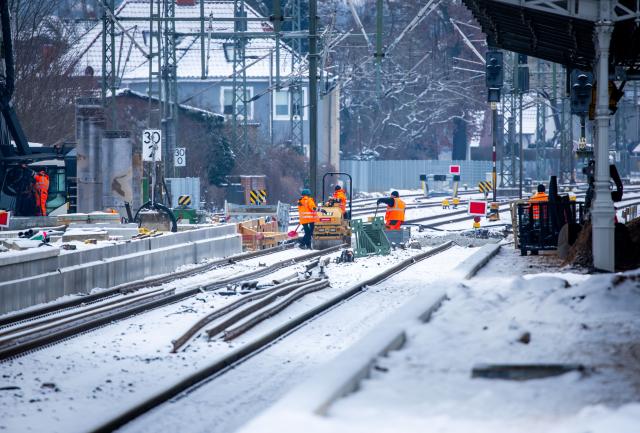 17 February 2026, Mecklenburg-Vorpommern, Ludwigslust: Workers are building new platforms at the train station along the railway line, which has been out of service for months due to the complete renovation of the Hamburg-Berlin route. The completion of the extensive renovation of the railway line between Hamburg and Berlin has been delayed indefinitely. Due to the winter weather in recent weeks, the completion date at the end of April cannot be met, Deutsche Bahn announced. Photo: Jens Büttner/dpa
