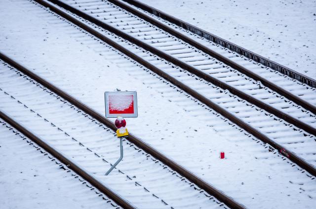 17 February 2026, Mecklenburg-Vorpommern, Ludwigslust: A blocking signal stands on a railway line that has been unusable for months due to the complete renovation of the Hamburg-Berlin route. Deutsche Bahn announces that the comprehensive renovation has been delayed indefinitely, with recent winter weather preventing completion by the previously scheduled end-of-April date. Photo: Jens Büttner/dpa