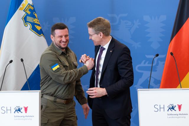 17 February 2026, Schleswig-Holstein, Kiel: Cherson Governor Oleksandr Prokudin (L) holds a press conference with Schleswig-Holstein Minister-President Daniel Günther as part of the security conference "Learning from Ukraine." Photo: Ulrich Perrey/dpa