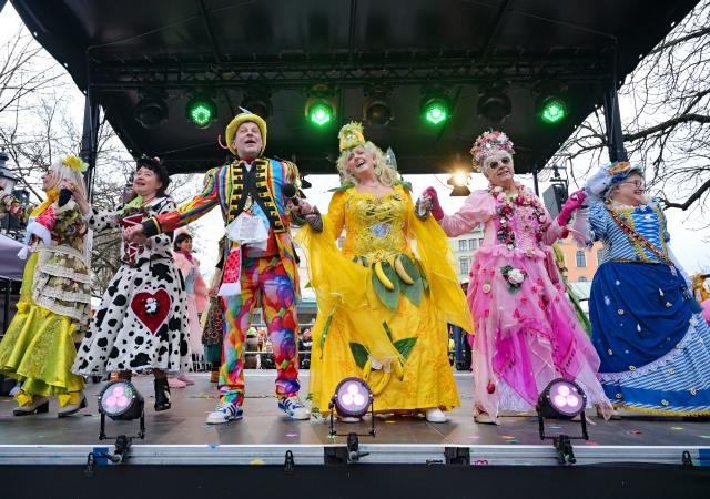 17 February 2026, Bavaria, Munich: Members of the "Tanzende Marktweiber" (Dancing Market Women) - Monika Schneider (L-R), Hella Friedl, Christian Langer, Christl Lang, Erika Schuster, and Annemarie Doll - dance together on stage at the Viktualienmarkt. Photo: Malin Wunderlich/dpa