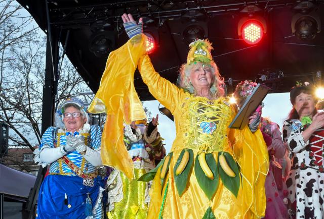 17 February 2026, Bavaria, Munich: After her final performance with the 'Dancing Market Women," Christls Lang holds a certificate and a bouquet presented to her by Munich Mayor Dieter Reiter. Photo: Malin Wunderlich/dpa