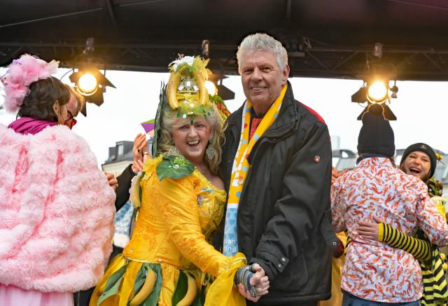 17 February 2026, Bavaria, Munich: Christls Lang, outgoing head of the "Tanzende Marktweiber" (Dancing Market Women), dances with Munich Mayor Dieter Reiter during her final performance. Photo: Malin Wunderlich/dpa