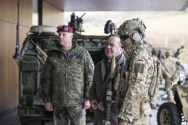 17 February 2026, Baden-Wuerttemberg, Calw: Boris Pistorius (C), Germany's Defence Minister, speaks with a commando during a visit to the Special Forces Command (KSK). Standing beside him is Andreas Kuehne, Brigadier General of the German Army and Commander of the Special Forces Command. Photo: Marijan Murat/dpa