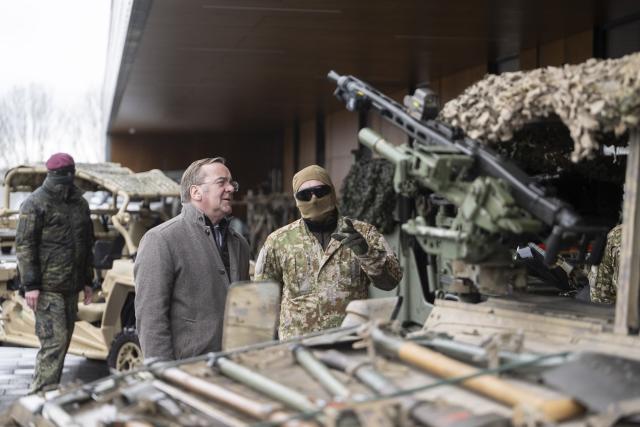 17 February 2026, Baden-Wuerttemberg, Calw: Boris Pistorius (2nd R), Germany's Defence Minister, speaks with commandos during a visit to the Special Forces Command (KSK). Photo: Marijan Murat/dpa