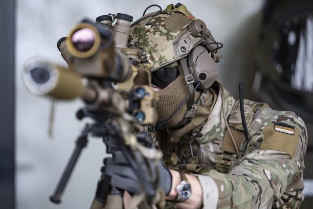 17 February 2026, Baden-Wuerttemberg, Calw: A commando soldier looks through a sniper rifle during a visit by Germany's Defence Minister Boris Pistorius to the Special Forces Command (KSK). Photo: Marijan Murat/dpa