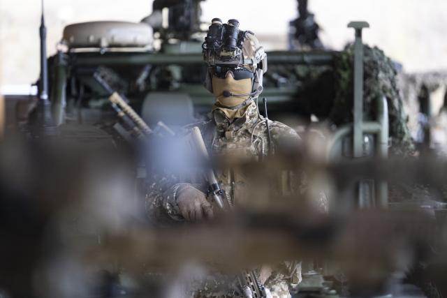 17 February 2026, Baden-Wuerttemberg, Calw: A commando soldier holds a Heckler & Koch rifle during a visit by Germany's Defence Minister Boris Pistorius to the Special Forces Command (KSK). Photo: Marijan Murat/dpa