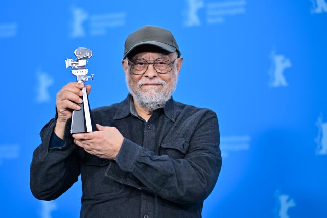 17 February 2026, Berlin: Ethiopian director Haile Gerima holds a Berlinale Camera in his hand during the 76th Berlin International Film Festival. Photo: Sebastian Christoph Gollnow/dpa