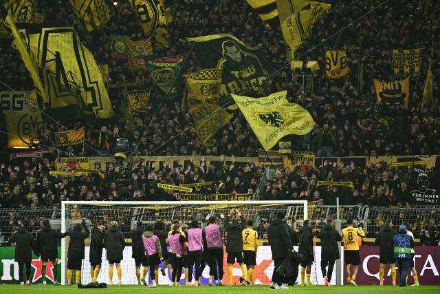 FILED - 25 November 2025, North Rhine-Westphalia, Dortmund: Dortmund players thank fans after the UEFA Champions League soccer match between Borussia Dortmund and Villarreal CF at Signal Iduna Park. Photo: Bernd Thissen/dpa