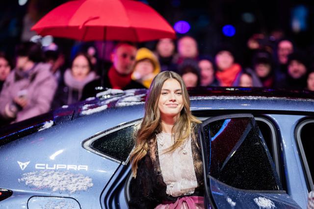 17 February 2026, Berlin: English actress Florence Hunt arrives at the premiere of the film "Queen at Sea" during the 76th Berlin International Film Festival. Photo: Christoph Soeder/dpa