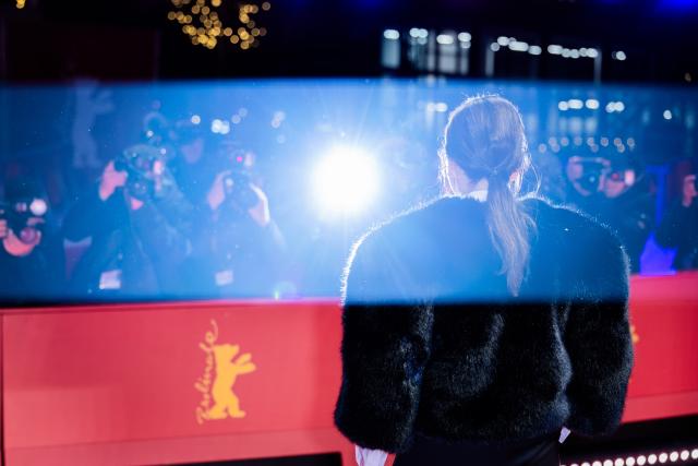 17 February 2026, Berlin: French actress Juliette Binoche stands on the red carpet at the Berlinale Palast for the premiere of the film "Queen at Sea" during the 76th Berlin International Film Festival. Photo: Christoph Soeder/dpa