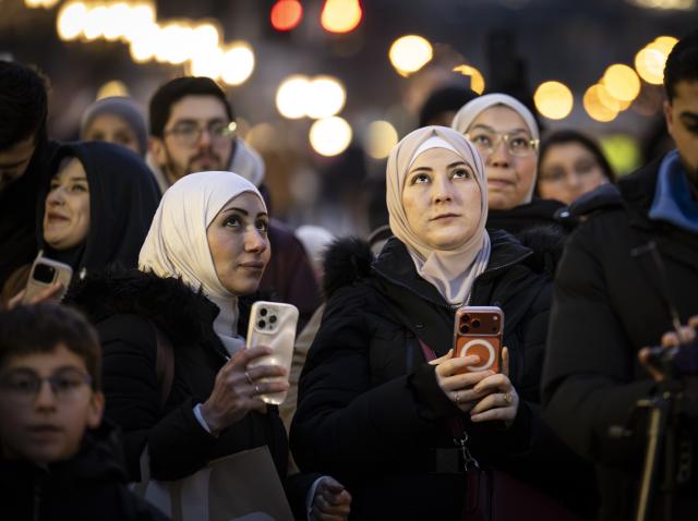 17 February 2026, Hesse, Frankfurt/Main: People watch the switching on of the Ramadan lights on Frankfurt's Fressgass. Photo: Boris Roessler/dpa