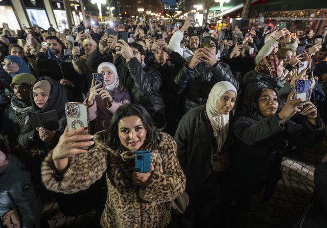 17 February 2026, Hesse, Frankfurt/Main: People watch the switching on of the Ramadan lights on Frankfurt's Fressgass. Photo: Boris Roessler/dpa