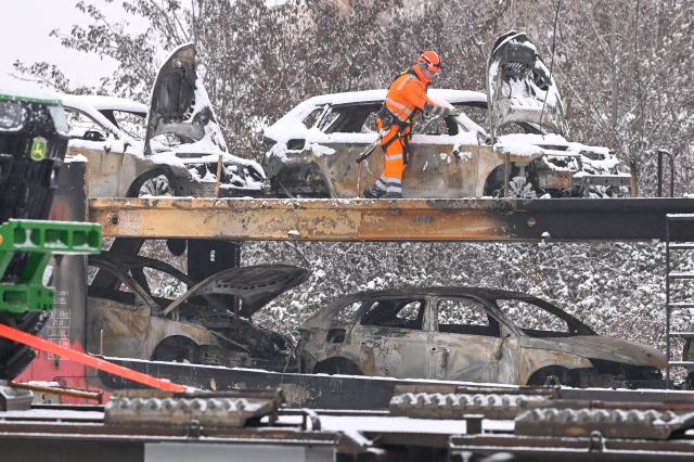 17 February 2026, Saxony-Anhalt, Magdeburg: Vehicles are completely burned out on a freight train in the Sudenburg district of Magdeburg after a fire broke out during the night. Photo: Heiko Rebsch/dpa