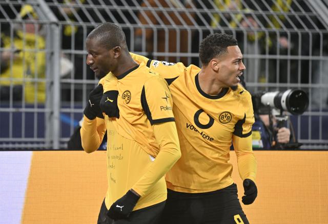 17 February 2026, North Rhine-Westphalia, Dortmund: Borussia Dortmund's Serhou Guirassy (L) celebrates scoring his side's first goal with teammate Felix Nmecha during the UEFA Champions League intermediate round first leg soccer match between Borussia Dortmund and Atalanta Bergamo at the Signal Iduna Park. Photo: Bernd Thissen/dpa